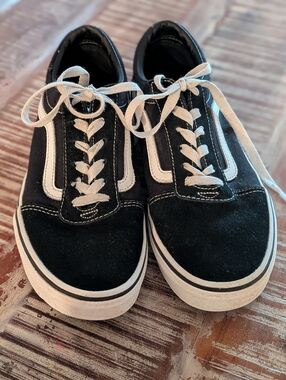 Vans- Youth Black and White Low-Top Skate Sneakers
